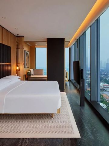 Panoramafenster in luxuriösem Hotelzimmer mit Stadtblick im Park Hyatt Jakarta