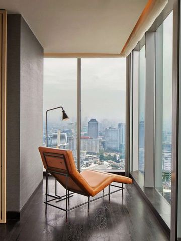Panorama-Aussicht von einem luxuriösen Hotelflur mit Designer-Sessel in Jakarta.