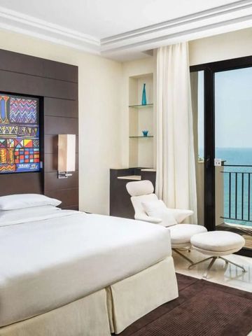 Luxuriöses Hotelzimmer mit Balkon und Meerblick sowie zeitgenössischer Kunst