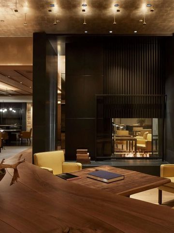 Luxuriöse Lobby des Park Hyatt Kyoto mit gemütlichem Kaminambiente.