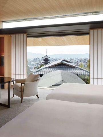 Luxuriöses Zimmer im Park Hyatt Kyoto mit Panoramablick auf eine Pagode.