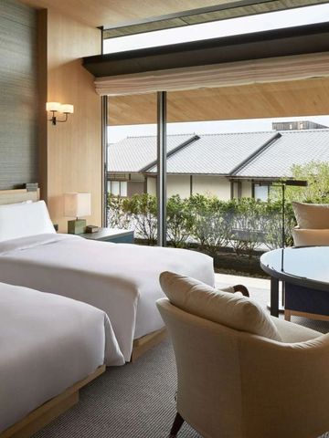 Elegantes Doppelzimmer im Park Hyatt Kyoto mit natürlichem Licht und Gartenblick.
