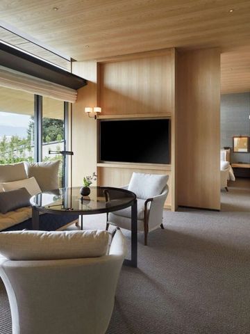 Geräumige Suite im Park Hyatt Kyoto mit stilvollem Wohnzimmer und Panoramafenstern.
