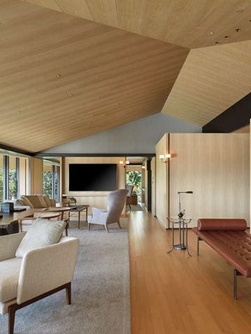 Geräumiger Lounge-Bereich mit eleganten Holzakzenten und moderner Einrichtung