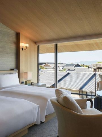 Doppelzimmer mit zwei Betten und Panoramablick auf Kyoto