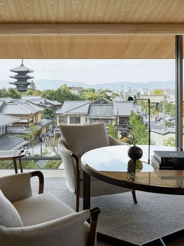 Sitzecke im Hotelzimmer mit Blick auf die Pagode und historische Gebäude