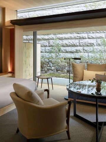 Gästezimmer mit Zugang zu einem kleinen Gartenbereich und eleganter Einrichtung