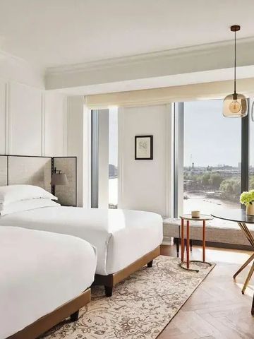 Helles Zweibettzimmer mit Blick auf die Themse und eleganten Möbeln
