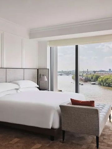 Luxuriöses Schlafzimmer mit Kingsize-Bett und Flussblick