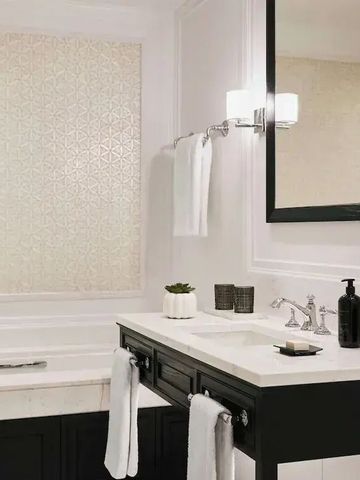 Stilvolles Badezimmer mit Waschtisch und großer Badewanne