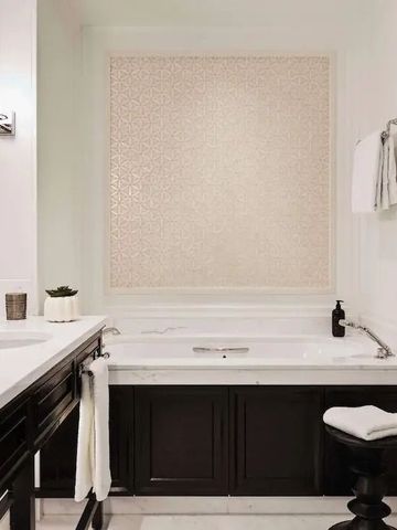 Großes Badezimmer mit Doppelwaschbecken und eleganter Badewanne