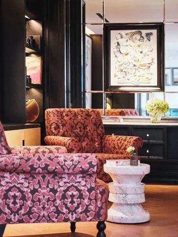 Elegant eingerichteter Sitzbereich mit Kunstwerken und floralen Akzenten
