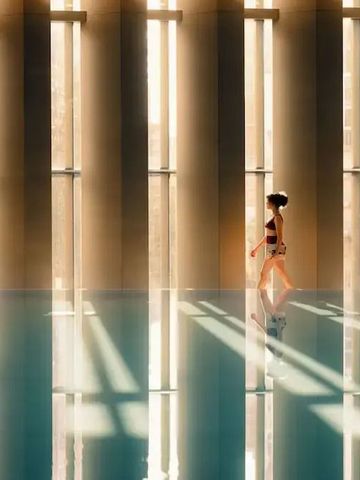 Sonnendurchfluteter Poolbereich mit reflektierendem Wasser