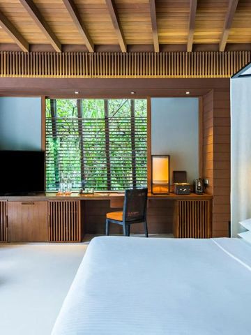 Geräumiges Zimmer mit Holzdetails und moderner Ausstattung