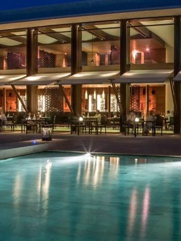 Abendliches Poolambiente mit beleuchteter Terrasse