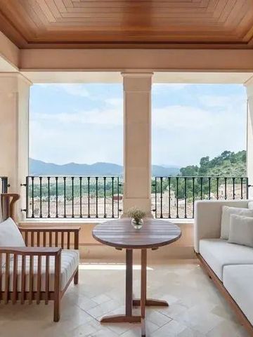 Terrasse mit gemütlichen Sitzplätzen und Blick auf Hügel im Cap Vermell Grand Hotel