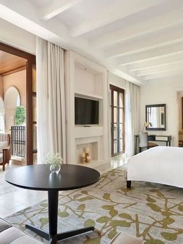 Luxuriöses Zimmer mit modernem Interieur und Balkon im Cap Vermell Grand Hotel