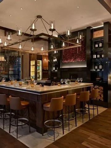 Elegante Hotelbar mit stilvoller Beleuchtung und gemütlichen Sitzgelegenheiten