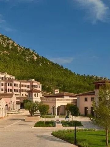 Hoteleingangsbereich mit mediterraner Architektur und Bergkulisse