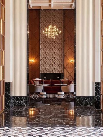 Elegante Hotellobby mit Marmorboden und großen Türen, luxuriös eingerichtet