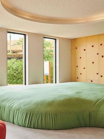 Großzügiges Zimmer mit grüner Couch und Lichtkuppel im Park Hyatt Marrakech
