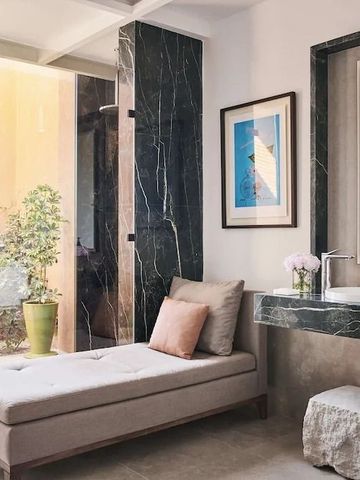 Luxuriöses Badezimmer mit Tagesliege und großer Dusche