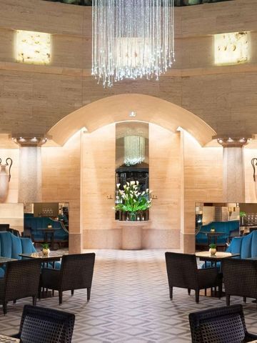 Luxuriöse Lobby des Park Hyatt Milano mit eleganter Einrichtung und Kronleuchter