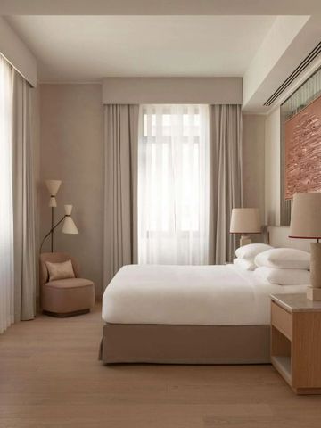 Helles, modernes Hotelzimmer mit großem Fenster und minimalistischer Einrichtung