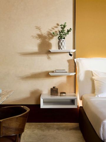 Elegantes Schlafzimmer mit Schreibtisch und kunstvoller Beleuchtung