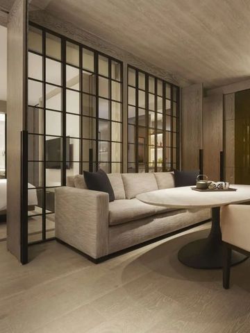 Geräumige Suite mit Sofa, Esstisch und modernen Glasakzenten.