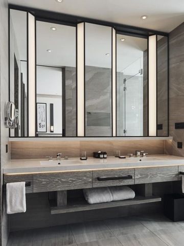 Modernes Badezimmer mit großem Spiegel und Doppelwaschbecken