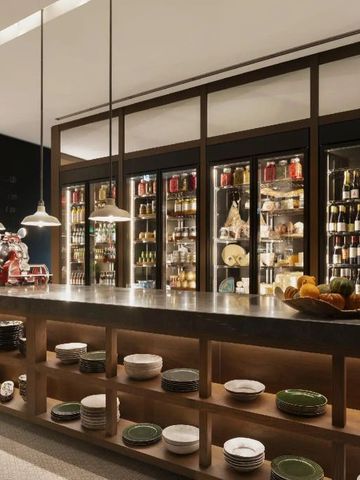 Moderne Hotelbar mit umfangreicher Weinauswahl