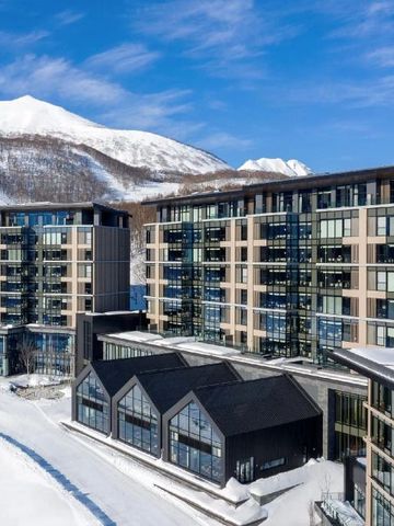Elegantes Hotelgebäude in schneebedeckter Berglandschaft mit moderner Architektur
