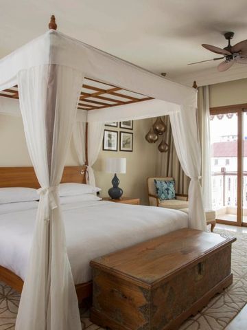 Luxuriöses Zimmer mit Himmelbett und Balkonaussicht