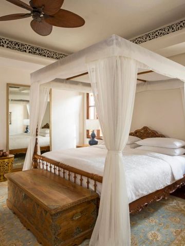 Geräumiges Zimmer mit Himmelbett und stilvollen Möbeln
