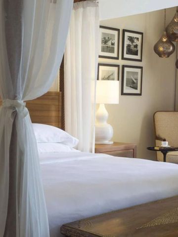 Gemütliches Schlafzimmer mit Himmelbett und dekorativen Lampen