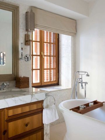 Luxusbadezimmer mit freistehender Badewanne und Holzakzenten