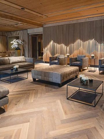 Stilvolle Hotellobby mit moderner Sitzgruppe und elegantem Holzfußboden.