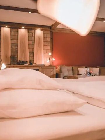 Gemütliches Zimmer mit warmem Licht und rustikalem Design