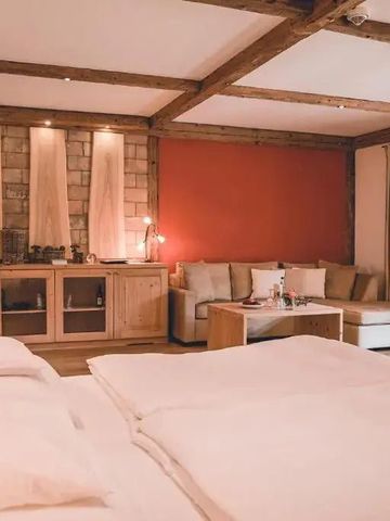 Hotelzimmer mit Holzdetails und gemütlicher Sitzecke