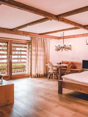 Großes Zimmer im alpinen Stil mit Holzmöbeln und Balkon