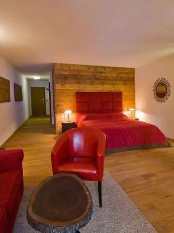 Gemütliches Hotelzimmer mit Holzakzenten und roter Dekoration