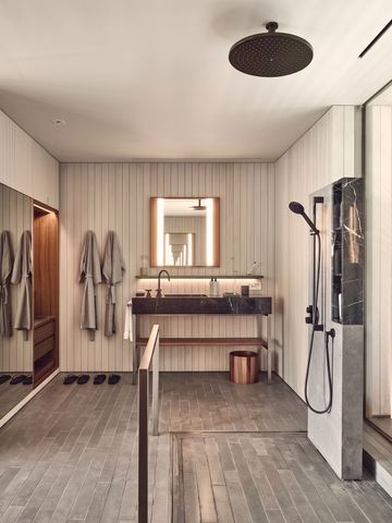 Geräumiges Badezimmer mit modernen Einrichtungen