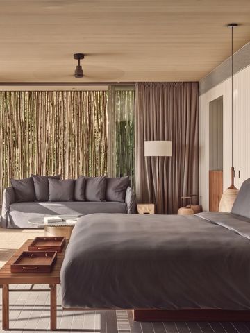 Luxuriöses Schlafzimmer mit großem Fenster und Naturblick