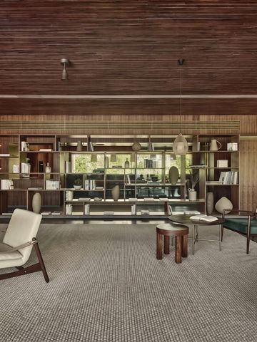 Elegante Bibliothek mit Holzregalen und bequemen Sitzgelegenheiten