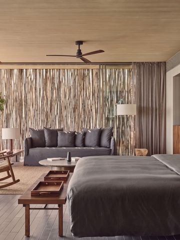 Luxuriös eingerichtetes Zimmer mit großem Bett und Sitzecke