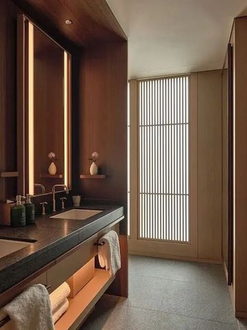 Modernes Badezimmer mit Doppelwaschbecken und sanfter Beleuchtung