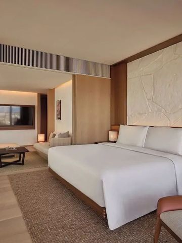 Helles Hotelzimmer mit großem Bett und stilvollem Interieur