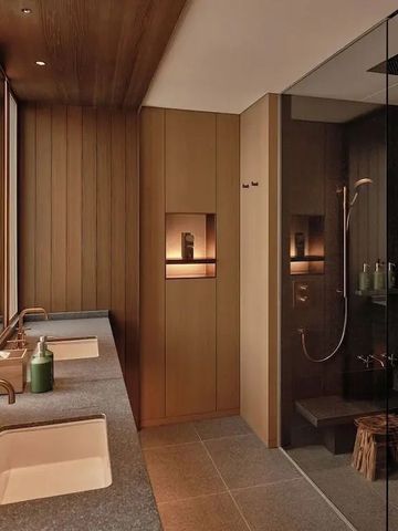Luxuriöses Badezimmer mit Doppelwaschbecken und Regendusche.