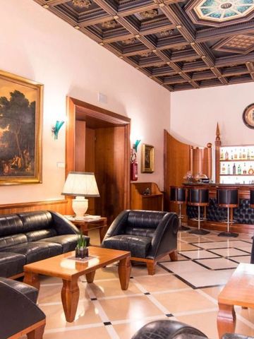 Luxuriöse Hotellounge mit Ledersofas und stilvoll gestalteter Decke im Patria Palace Hotel Lecce.